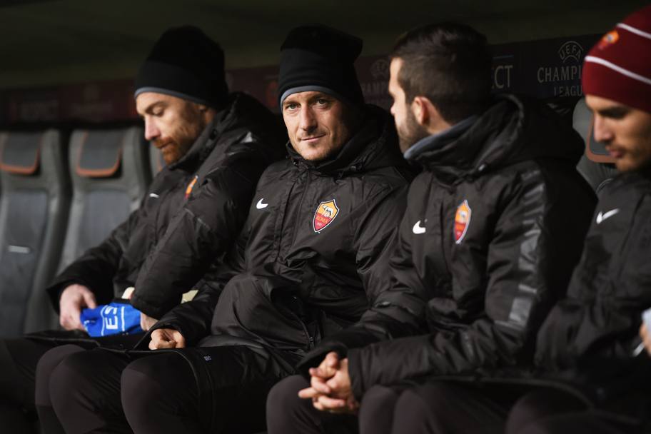 Francesco Totti in panchina: accanto a lui Morgan De Sanctis e Miralem Pjanic. Getty